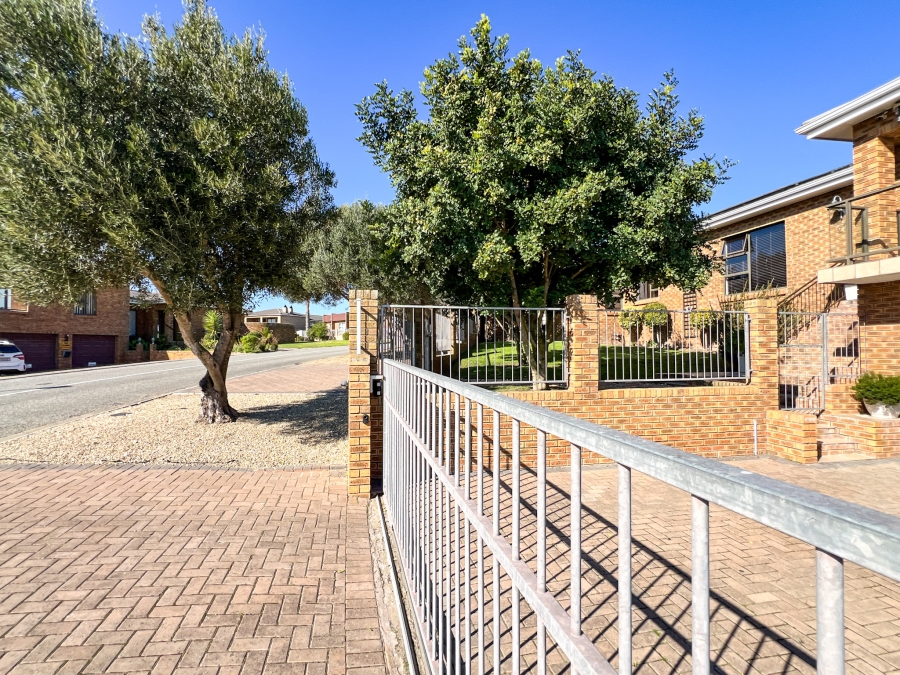 4 Bedroom Property for Sale in Middedorp Western Cape